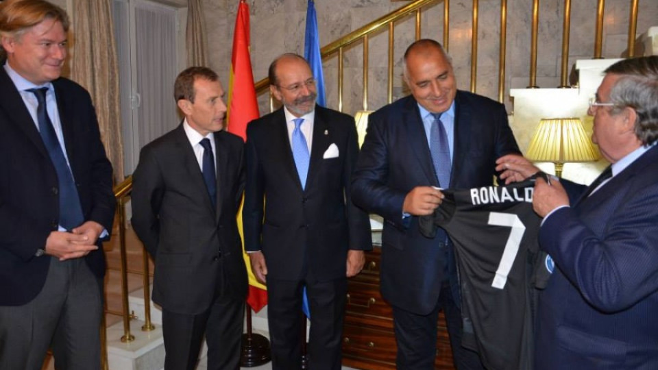 Борисов с подарък от Реал - фланелката на Роналдо | StandartNews.com