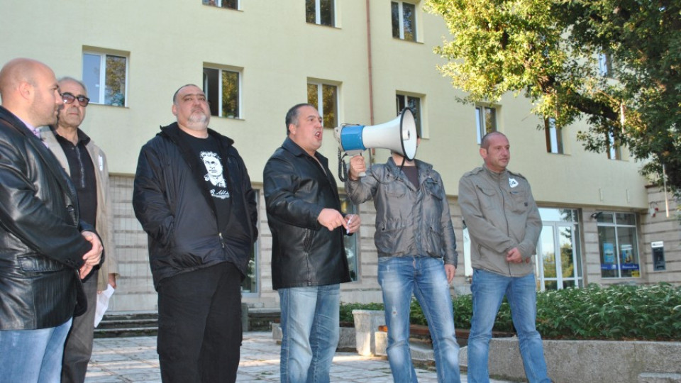 Бинев и Чернев на протест срещу дискриминацията в Хасковските Минерални бани | StandartNews.com