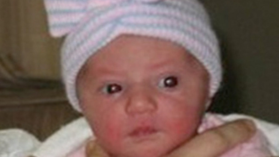 СНИМКИ: Къчър избра любопитен начин да представи новородената щерка | StandartNews.com