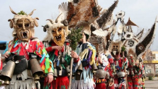 Кукери посрещат с танци чужденци в село Крупник