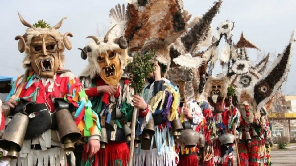 Кукери посрещат с танци чужденци в село Крупник | StandartNews.com