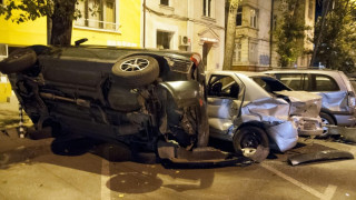 Дипломатически автомобил помля пет коли