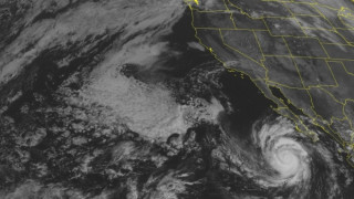 Бурята "Саймън" край Мексико стана ураган от 4-та степен