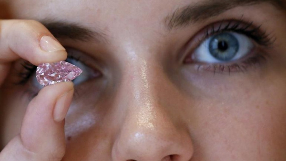 Продадоха розов диамант на търг за 14 млн. евро | StandartNews.com