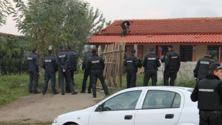 Спипаха пушка и 2 пищова в ромската махала в Петрич след мелето