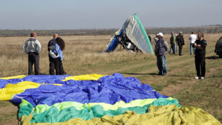 Делтапланер се разби на авиошоу, пилотът е в болница