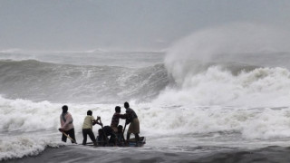 Циклон удари Индия, има загинали