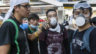 Маскирани се сбиха с протестиращи в Хонконг