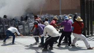 Протестиращи запалиха седалище на правителството в Мексико