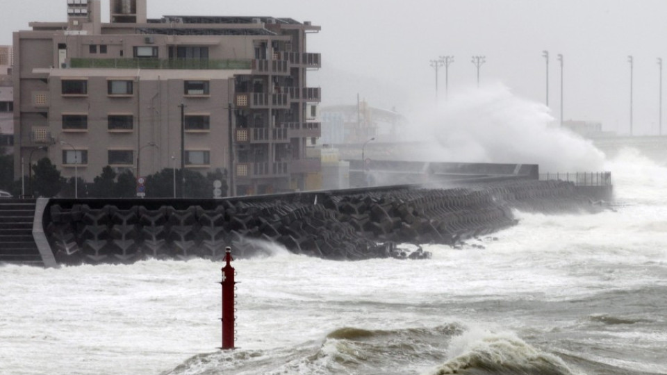 Тайфунът Фанфон изкара радиоактивна вода от Фукушима | StandartNews.com