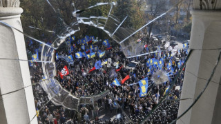 Сблъсъци на войници пред парламента в Киев