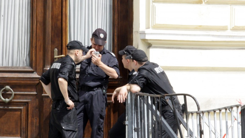 Полицаи и военни излизат на протест в събота | StandartNews.com
