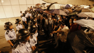 Сблъсъци и арести в поредна нощ на протестите в Хонконг