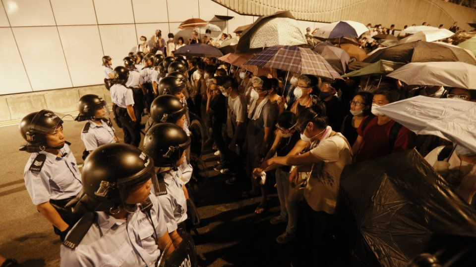 Сблъсъци и арести в поредна нощ на протестите в Хонконг | StandartNews.com