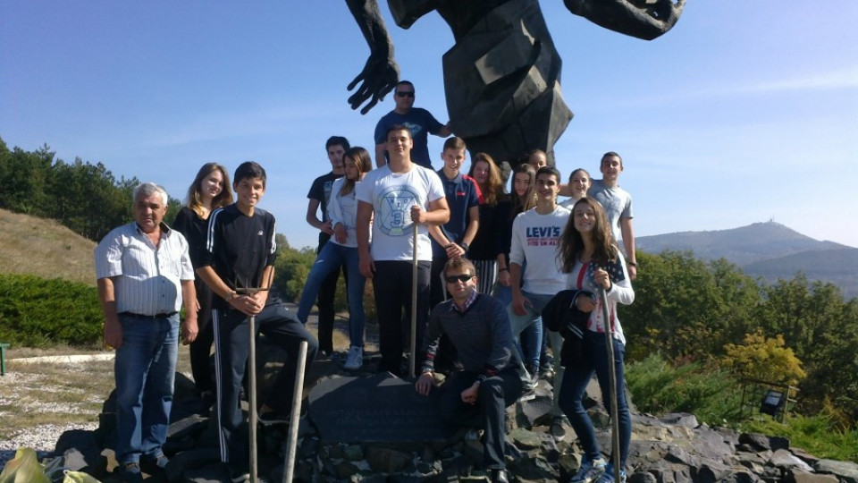 Млади ротарианци почистиха статуята на Орфей | StandartNews.com