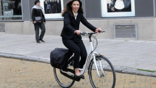Министър Цанова на работа с колело