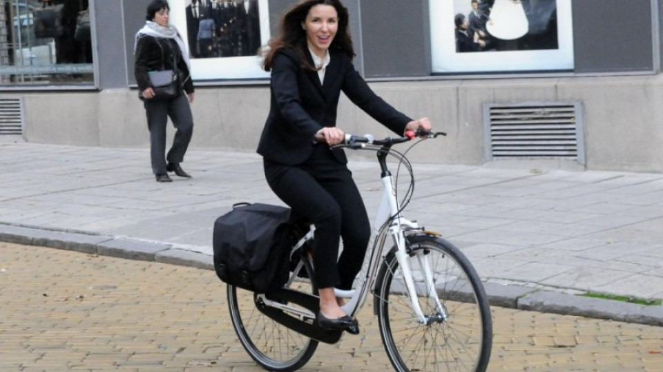Министър Цанова на работа с колело | StandartNews.com