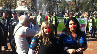 Служители на реда протестират с клоунски носове