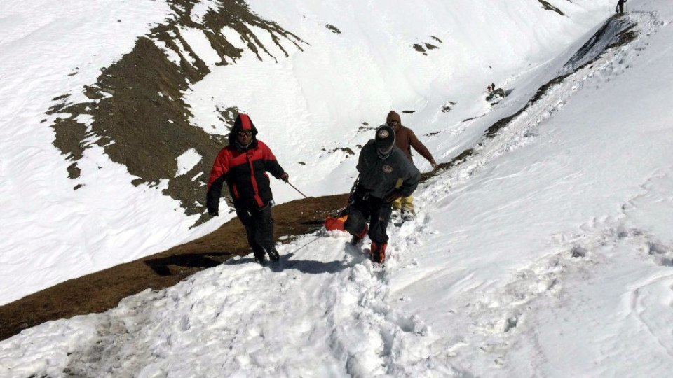 Откриха още 12 тела след снежната виелица в Непал | StandartNews.com