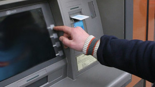 Разследват двама за обири на банкомати