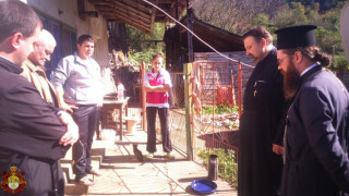 Българският патриарх Неофит дари лично сирачето Иван 