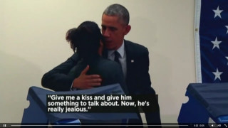 Обама целуна чужда жена
