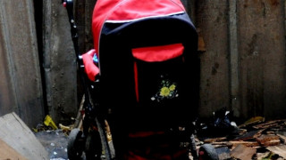 Контрабандистка скри цигари в количката на бебе