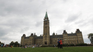 Парламентът на Канада е блокиран след стрелба