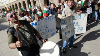 Кюстендилци блокират централата на ДПС заради Бат Сали