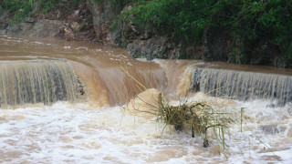 Остава опасността от преливане на реки в страната