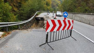 Дъждът събори 6-метрова подпорна стена на пътя за Банско