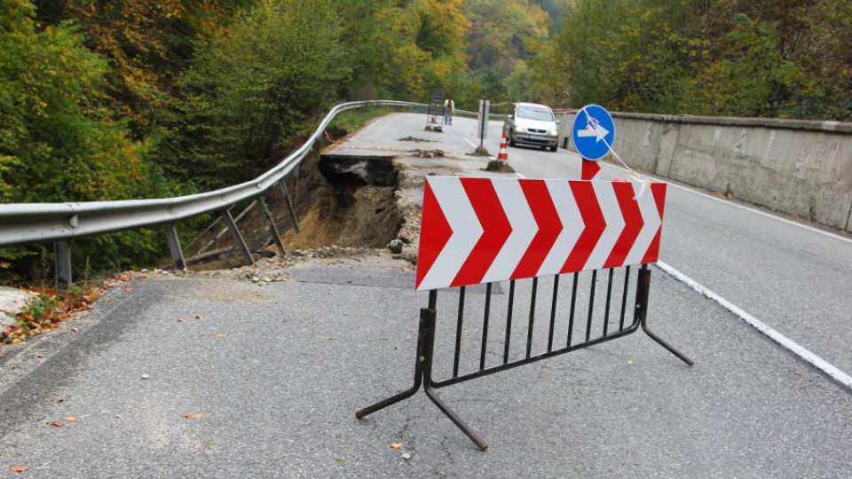 Дъждът събори 6-метрова подпорна стена на пътя за Банско | StandartNews.com