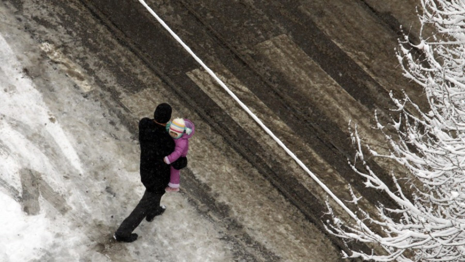 България побеля, снегорини почистват пътищата  | StandartNews.com