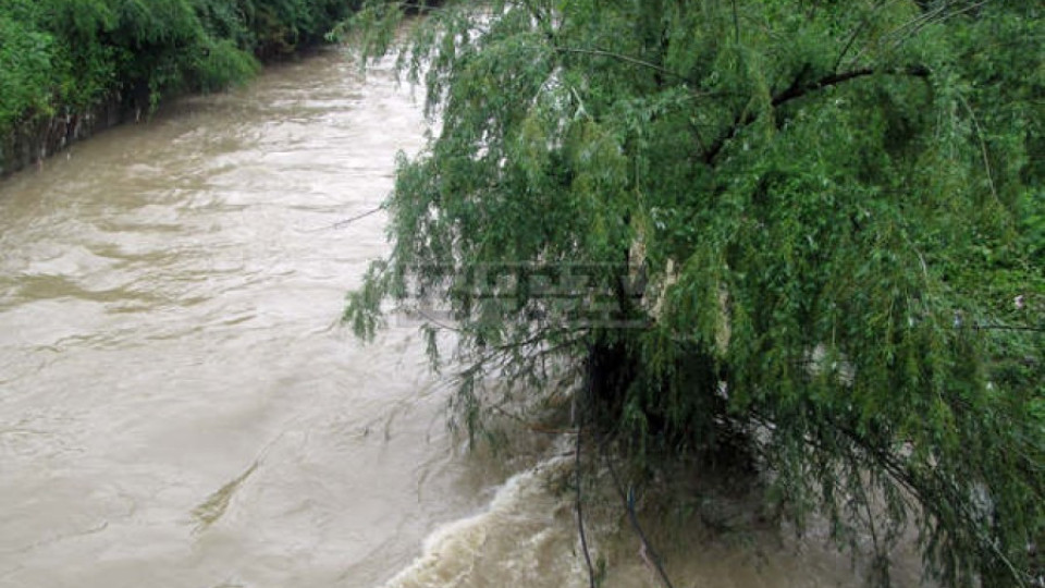 Река Хасковска преля и наводни десетки къщи | StandartNews.com
