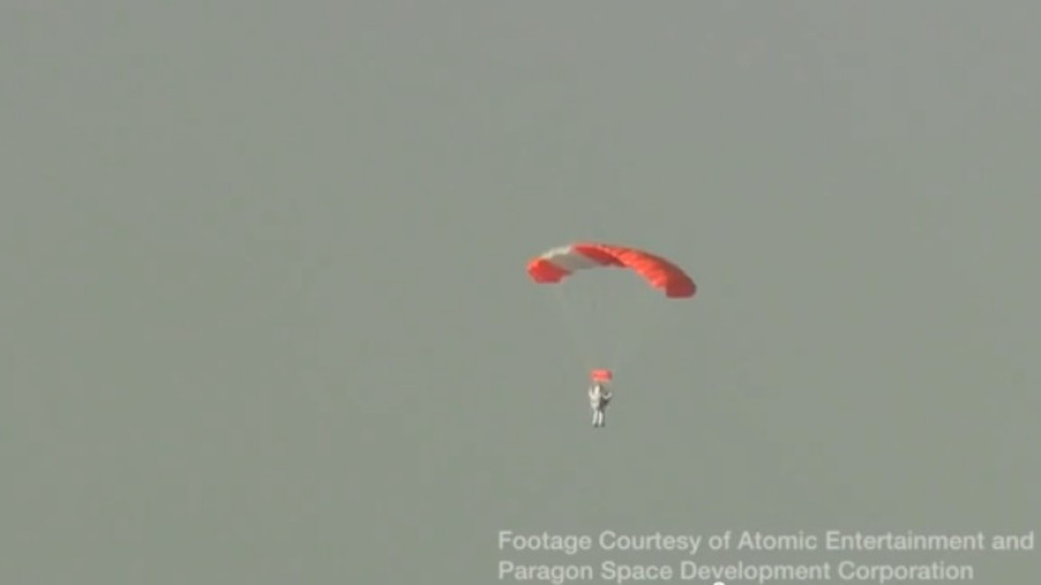 ВИДЕО: Шеф в Google счупи рекорд за скок с парашут | StandartNews.com