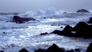 Ураганен вятър разбуни морето