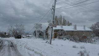 Снегът наруши и движението на влаковете