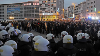Футболни агитки се сбиха с полицията в Кьолн