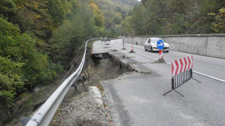 700 кубика скали укрепиха рухналия път за Банско