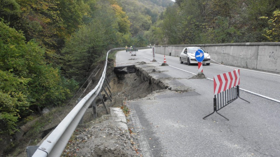 700 кубика скали укрепиха рухналия път за Банско | StandartNews.com