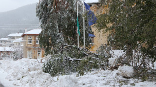 Над 100 селища на североизток остават без ток