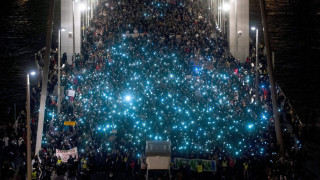 Десетки хиляди унгарци излязоха на протест срещу данъка интернет