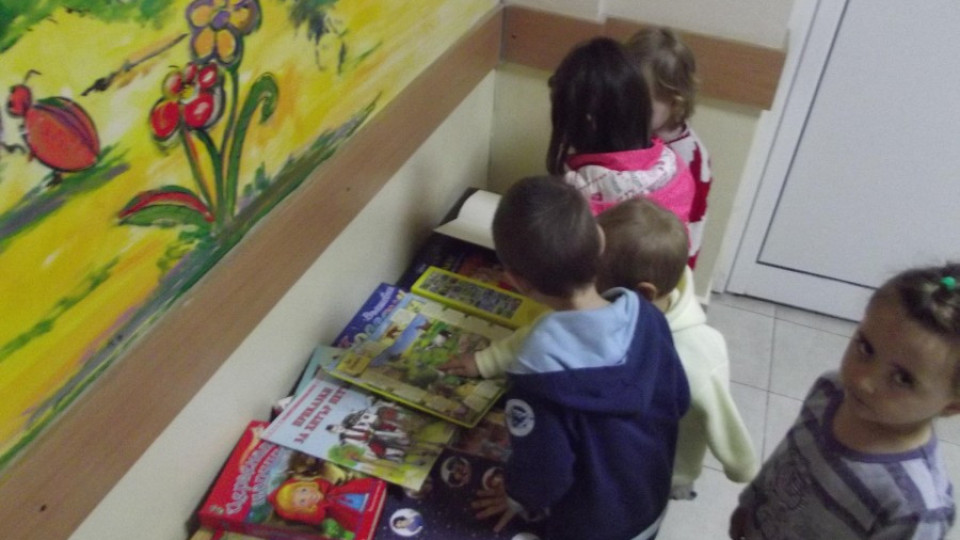 Банка подари детски книжки на малчугани в болница | StandartNews.com