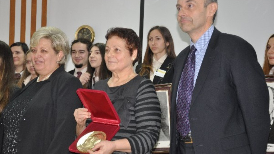 Учителка по история получи национална  награда "Даскал Ботьо Петков" | StandartNews.com