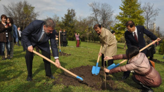Япония подари на Хасково градина със сакура