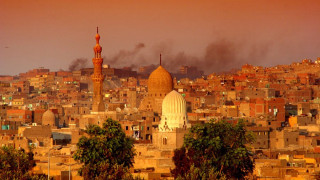Бомба рани трима в Кайро