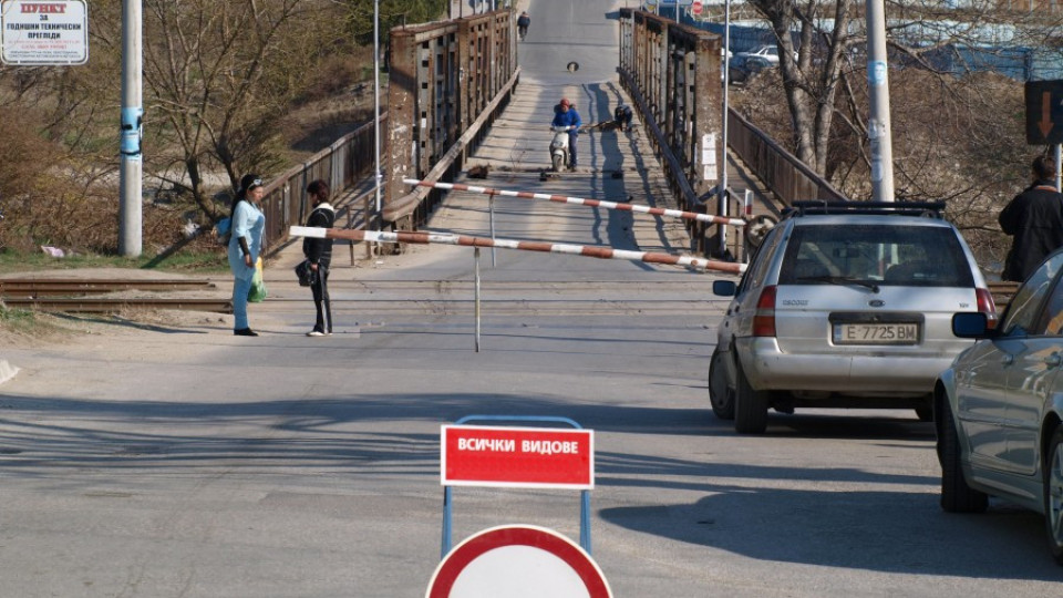 Тирове газят стар и опасен мост в Симитли | StandartNews.com