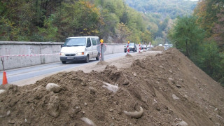 Вдигат нова подпорна стена до рухналия път за Банско