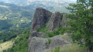 Иманяри ровят в 100-метрови скали за злато