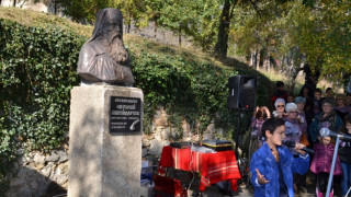 Вдигнаха паметник на Онуфрий Хилендарски пред неговото 200-годишно школо